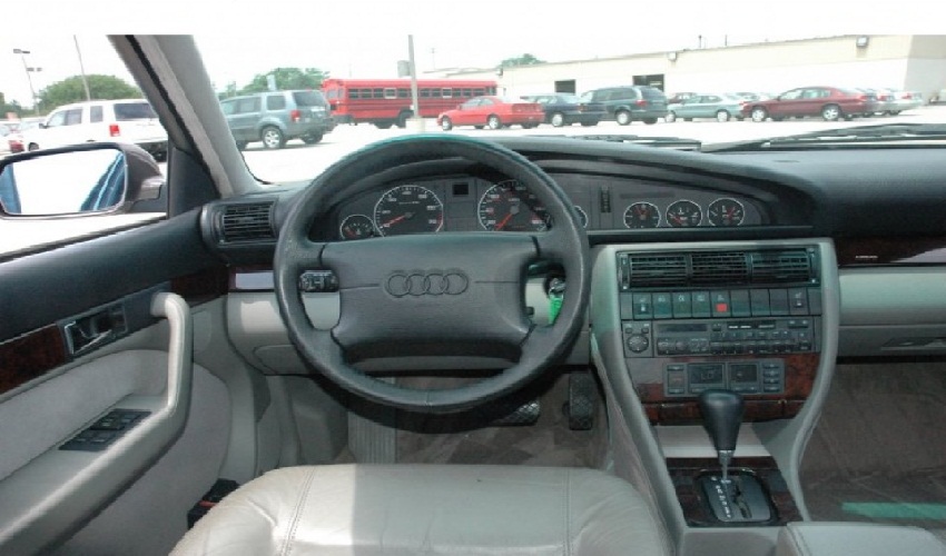 Audi 100 de año 1996 interior