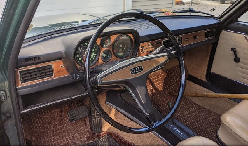 Audi 100Ls del año 1973 interior