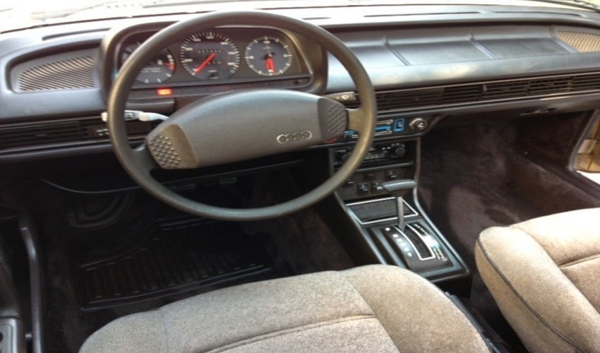 Audi 5000 del año 1983 interior