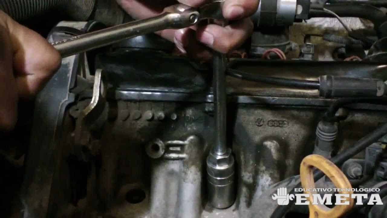 ¿Cuáles son los síntomas, causas y costos de una junta de cabeza estallada en un Chevy Blazer?